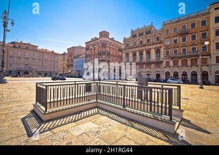 Piazza Ponte Rosso con vista sull'architettura di Trieste, città del Friuli Venezia Giulia Foto Stock