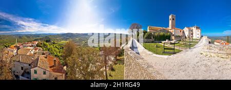 Motovun. Idilliaca cittadina collinare di Motovun e Mirna vista panoramica valle del fiume. Istria regione della Croazia Foto Stock