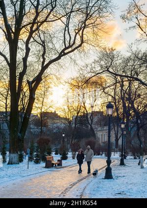 KIEV, UCRAINA - 06 GENNAIO 2020: Coppia con un cane a piedi in inverno Mariinsky parco a Kiev. Foto Stock