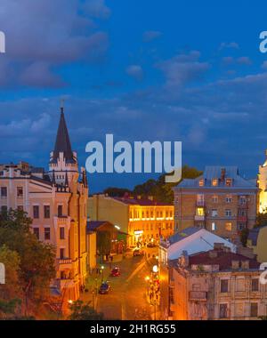 Andrew's Descent - spesso pubblicizzato come il 'Montmartre di Kiev', è una delle principali attrazioni turistiche della città. Ucraina Foto Stock