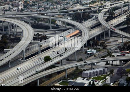 Giudice Harry Pregerson Interchange, incrocio tra i-105 e i-110 (Glenn Anderson Freeway e Harbor Freeway), Los Angeles, California, Stati Uniti. Foto Stock