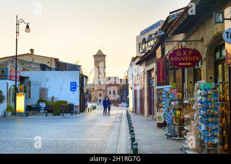 LARNACA, CIPRO - FEB 18, 2019: Coppia a piedi da una strada piena di negozi turistici per la chiesa di San Lazzaro a Larnaca, Cipro Foto Stock