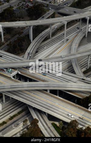 Giudice Harry Pregerson Interchange, incrocio tra i-105 e i-110 (Glenn Anderson Freeway e Harbor Freeway), Los Angeles, California, Stati Uniti. Foto Stock