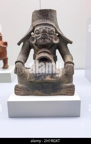 Madrid, Spagna - 11 luglio 2020: Cocijo, divinità fulminea della civiltà precolombiana Zapotec, Messico meridionale. Museo delle Americhe, Madrid, S. Foto Stock