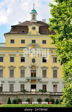 Dettaglio della facciata settentrionale di un importante castello barocco nei dintorni della città di Stoccarda, girato in luce estiva Foto Stock