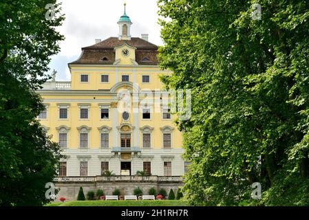 Dettaglio della facciata settentrionale di un importante castello barocco nei dintorni della città di Stoccarda, girato in luce estiva Foto Stock