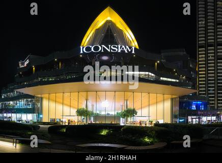 Bangkok, Thailandia - 22 dicembre 2020: Scena notturna di Apple Store presso il centro commerciale di lusso Iconsiam a Bangkok, Thailandia Foto Stock