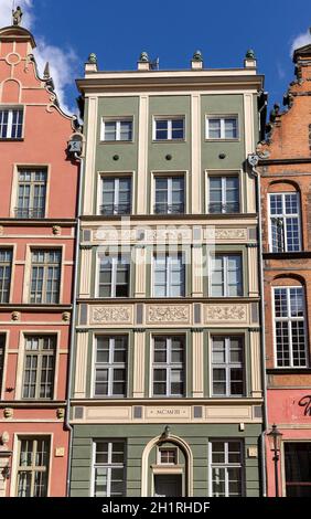 Gdansk, Polonia - 6 settembre 2020: Le facciate delle restaurate case patrizie di Gdańsk a Long Lane nella città vecchia. Foto Stock