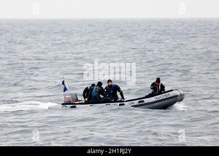 Kiel, Germania. 18 Ott 2021. I subacquei di ricerca dell'Università di Kiel navigano in una barca gonfiabile sul Mar Baltico. Nel corso di un evento stampa sono state presentate misure per combattere l'inquinamento marino e monitorare le aree marine contaminate da munizioni nella zona marittima di Kolberger Heide, al largo di Kiel. Credit: Frank Molter/dpa/Alamy Live News Foto Stock