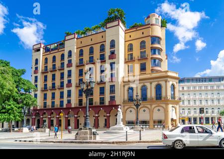 L'Avana Cuba. 25 novembre 2020: Vista esterna del Parque Central Hotel e del ristorante El Paseo, luoghi frequentati dai turisti Foto Stock