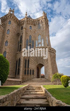 Astorga, Spagna, Luglio 2020 - Vista del Palazzo Vescovile nella città di Astorga, Spagna Foto Stock