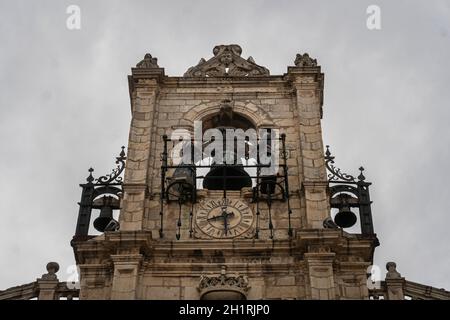 Dettaglio sulla facciata del Palazzo Comunale barocco del XVII secolo nella città di Astorga, Spagna Foto Stock