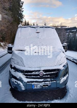 Wintereinbruch im Landkreis-Breisgau Hochschwarzwald. Nach dem teilweise orkanartigen Sturm folgte in der Nacht zum Freitag der Temperatursturz mit SC Foto Stock