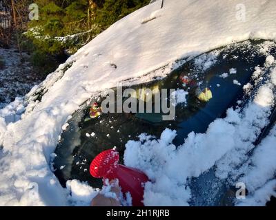 Wintereinbruch im Landkreis-Breisgau Hochschwarzwald. Nach dem teilweise orkanartigen Sturm folgte in der Nacht zum Freitag der Temperatursturz mit SC Foto Stock