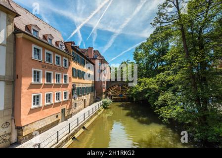 Bamberg, Germania - 22 Maggio 2016: Il Ludwig Canal nella storica città medievale di Bamberg, Germania. Cascata di stili dal gotico al barocco tardo Ro Foto Stock