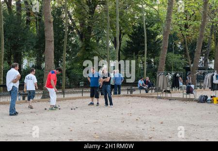 Giocare a bocce nel tardo pomeriggio in Luxemburg Garden a Parigi, Francia Foto Stock