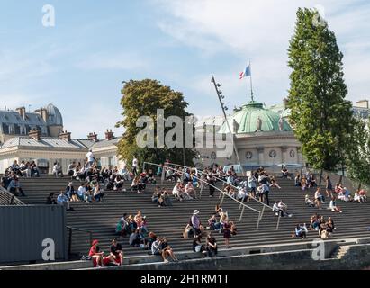 La gente si sta godendo il proprio tempo libero sulle rive della Senna, a Parigi, Francia. Foto Stock