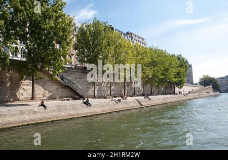 La gente si sta godendo il proprio tempo libero sulle rive della Senna, a Parigi, Francia. Foto Stock