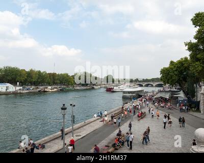 La gente si sta godendo il proprio tempo libero sulle rive della Senna, a Parigi, Francia. Foto Stock