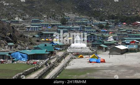 Scena a Khumjung dopo i recenti terremoti Foto Stock