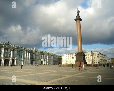 San Pietroburgo, Russia, 29 gennaio 2020. Le basse e pesanti nuvole sopra la Piazza del Palazzo, il Palazzo d'Inverno e la colonna Alexander, i turisti a piedi vedere il s. Foto Stock