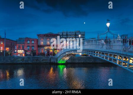 Dublino, Irlanda, agosto 2019 bellissimo ponte pedonale in metallo ha Penny sul fiume Liffey sulla via Tempel Bar all'ora blu, fotografia notturna Foto Stock
