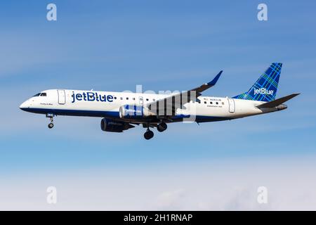 New York, Stati Uniti - 29 febbraio 2020: Aereo JetBlue Embraer 190 all'aeroporto JFK di New York negli Stati Uniti. Foto Stock