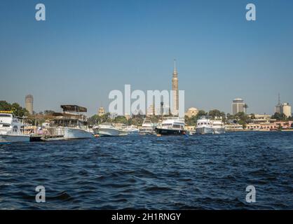 Cairo, Egitto, 5 gennaio 2015 - Torre del Cairo e barche sul fiume Nilo, il Cairo, Egitto Foto Stock