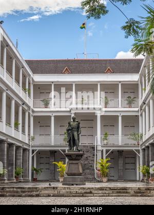 Port Louis, Mauritius - Dicembre 25, 2015: Statua di Sir William Stevenson, governatore dell'Isola di Mauritius, governo casa a Port Louis, Mauritius. Foto Stock