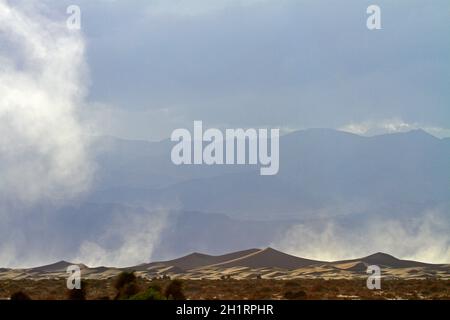 Sandstorm, Mesquite Flat Sand Dunes, vicino a Stovepipe Wells, Death Valley National Park, Mojave Desert, California, Stati Uniti. Foto Stock