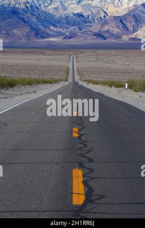 State Route 190 attraverso Death Valley vicino a Stovepipe Wells, verso Panamint Range, Death Valley National Park, Mojave Desert, California, USA Foto Stock