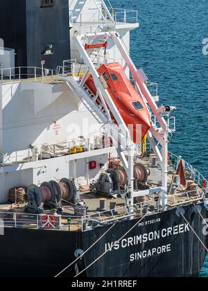 Toamasina, Madagascar - Dicembre 22, 2017: Freefall scialuppa di salvataggio della nave portarinfuse nave IVS Crimson Creek nel porto commerciale di Toamasina (Tamatave), Madagas Foto Stock