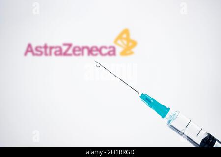 Cluj-Napoca, Romania - 15 marzo 2021: Nuovo vaccino contro il coronavirus Astra Zeneca Concept, logo Astra Zeneca sfocato sullo sfondo. Covid-19, 2019-nCov Foto Stock