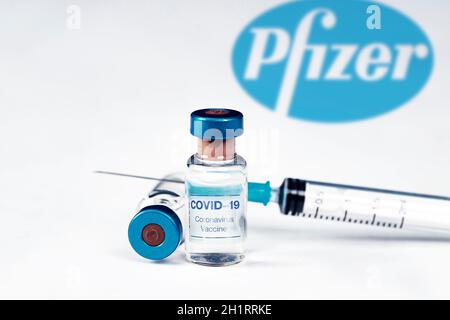 Cluj-Napoca, Romania - 15 marzo 2021: Nuovo concetto di vaccino contro il coronavirus Pfizer, logo sfocato Pfizer sullo sfondo. Covid-19, 2019-nCov pandemia. Foto Stock