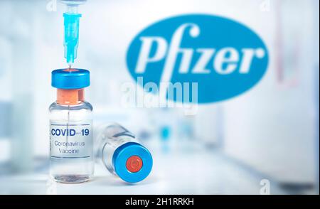 Cluj-Napoca, Romania - 15 marzo 2021: Nuovo concetto di vaccino contro il coronavirus Pfizer, logo sfocato Pfizer sullo sfondo. Covid-19, 2019-nCov pandemia. Foto Stock