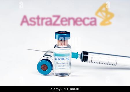 Cluj-Napoca, Romania - 15 marzo 2021: Nuovo vaccino contro il coronavirus Astra Zeneca Concept, logo Astra Zeneca sfocato sullo sfondo. Covid-19, 2019-nCov Foto Stock