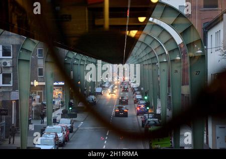 Schwebebahn a Wuppertal (Nordrhein-Westfalen, Deutschland) - Ferrovia a sospensione a Wuppertal (Renania settentrionale-Vestfalia, Germania) Foto Stock