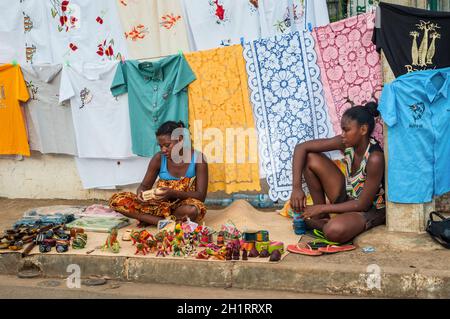 Hell-Ville, Madagascar - 19 dicembre 2015: le donne indigene vendere colorate tovaglie ricamate, tessuti e negozio di souvenir sulla strada a Hell-Vill Foto Stock