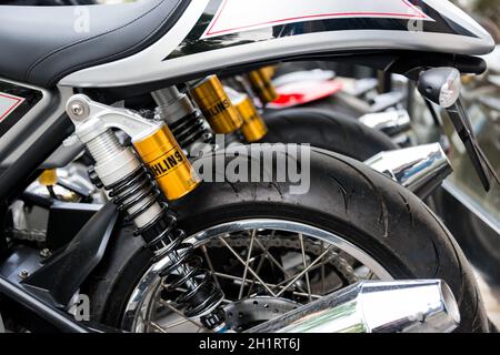 PARIGI, FRANCIA - CIRCA MAGGIO 2013: Ammortizzatori Ohlins, dettaglio sospensioni posteriori motociclistiche. Foto Stock