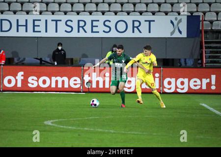 v. li. Im Zweikampf Daniel Caligiuri (FC Augsburg) und Lukas Kuebler (Friburgo) im Spiel der 1. FBL: 20-21: 26. Sptg. SC Friburgo - FC Augsburg DFL Foto Stock