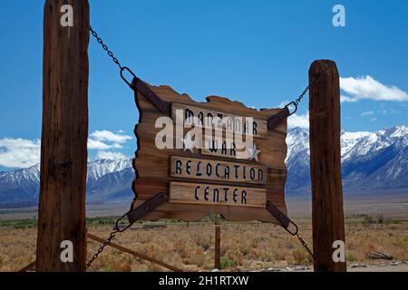 Segnale per il Manzanar War Relocation Center (campo di prigionia della seconda Guerra Mondiale) e Sierra Nevada Mountain Range, vicino a Lone Pine, Owens Valley, California, USA Foto Stock