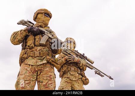 Soldati delle forze speciali equipaggiati e armati con fucili da vicino Foto Stock