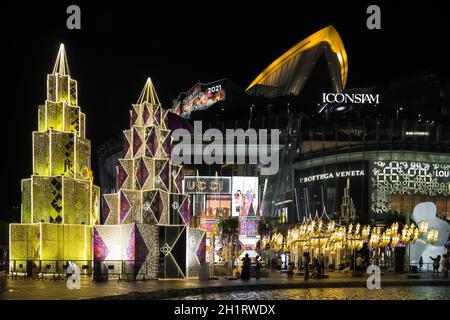 Bangkok, Thailandia - 22 dicembre 2020: Illuminazione notturna di Natale e Capodanno 2021 al centro commerciale di lusso Iconsiam a Bangkok, Thai Foto Stock