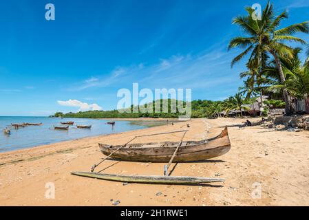 Ampasipohy, Nosy Be, Madagascar - Dicembre 19, 2015: piroga tradizionale sulla riva di Nosy Be Island in Madagascar, Africa. Foto Stock