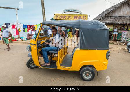 Hell-Ville, Madagascar - Dicembre 19, 2015: Tradizionale rickshaw i clienti in attesa in Hell-Ville, Nosy Be Island, Madagascar. Foto Stock