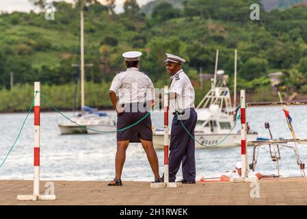 Hell-Ville, Madagascar - 19 Dicembre 2015 : malgascio funzionari di polizia stanno parlando a porta Hell-Ville, Nosy Be Island, Madagascar. Foto Stock