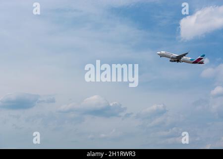 DUSSELDORF, NRW, GERMANIA - 18 GIUGNO 2019: L'aereo Eurowing decollo dall'aeroporto internazionale di Dusseldorf Foto Stock