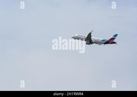 DUSSELDORF, NRW, GERMANIA - 18 GIUGNO 2019: L'aereo Eurowing decollo dall'aeroporto internazionale di Dusseldorf Foto Stock