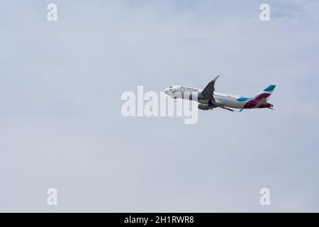 DUSSELDORF, NRW, GERMANIA - 18 GIUGNO 2019: L'aereo Eurowing decollo dall'aeroporto internazionale di Dusseldorf Foto Stock