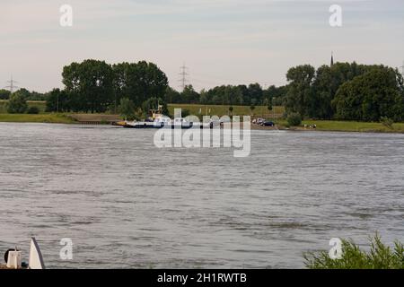 ORSOY, NRW, GERMANIA - 23 GIUGNO 2019: Traghetto Città Orsoy sul Reno. Il traghetto collega Orsoy in NRW, la città di Duisburg Walsum. Alcuni passeggeri su Foto Stock